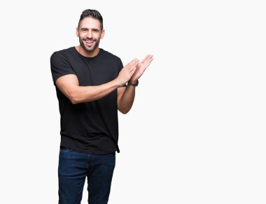 İzole genç yakışıklı adam arka plan Clapping ve mutlu ve neşeli, gururlu gülümseyen birlikte eller alkış