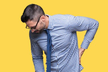 Genç iş adamı gözlük izole üzerinde el ile geri, kas ağrısı dokunmadan acı sırt ağrısı, arka plan