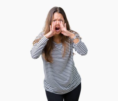 İzole arka plan ağzına sesle elleriyle kızgın bağırarak üzerinde çizgili süveter giyen genç güzel esmer kadın