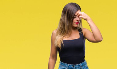 İzole arka burun ve göz yorgunluğu ve baş ağrısı duygu sürtünme yorgun genç güzel kadın. Stres ve hayal kırıklığı kavramı.