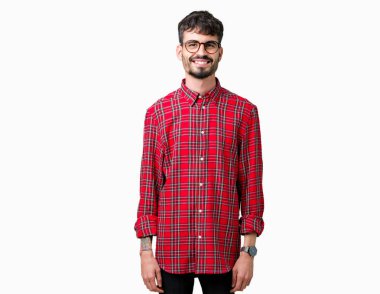 Yüzünde mutlu ve güzel bir gülümseme ile izole arka plan üzerinde gözlük takan yakışıklı delikanlı. Şanslı kişi.