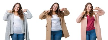 Kolaj artı boyutu kadın giyiyor kış ceket gösterilen ve işaret parmakları diş ve ağız ile kendinden emin gülümseyen izole arka plan üzerinde güzel. Sağlık kavramı.