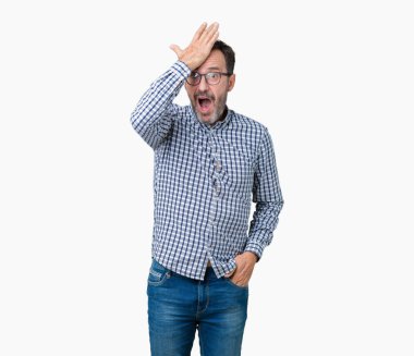 Yakışıklı orta yaş zarif üst düzey iş adamı izole arka plan ile sürpriz üzerinde gözlük için hata, kafasına el hata hatırlıyorum. Unuttum, kötü bellek kavramı.