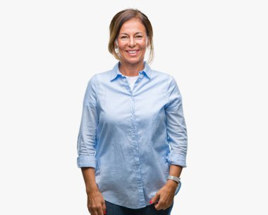 Orta yaş izole arka plan ile bir mutlu ve serin üzerinden İspanyol kadın kıdemli yüzündeki gülümseme. Şanslı kişi.