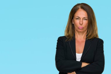 Güzel orta yaş iş yetişkin kadın izole arka plan şüpheci ve çapraz kolları olan yüzündeki gergin, onaylamayan ifade yüzünden. Negatif kişi.