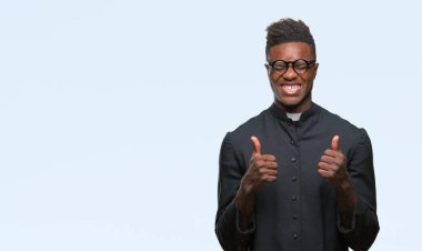 Genç Afro-Amerikan rahip adam izole arka kolları olan başarı için heyecan üzerinde zafer kutluyor gülümseyen kaldırdı. Kazanan kavramı.