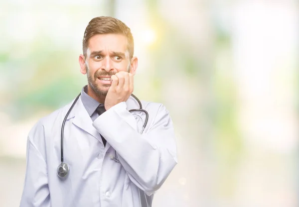 Homem Médico Bonito Jovem Sobre Fundo Isolado Olhando Estressado Nervoso — Fotografia de Stock