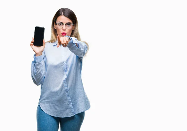 年轻美丽的女商人显示在孤立的背景上的智能手机的空白屏幕用手指指向相机和你 手的标志 积极和自信的手势从前面 — 图库照片