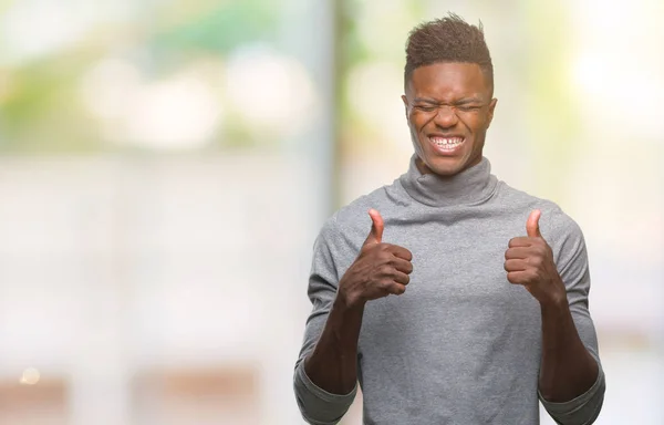 Unga Afroamerikanska Man Över Isolerade Bakgrund Glada För Framgång Med — Stockfoto