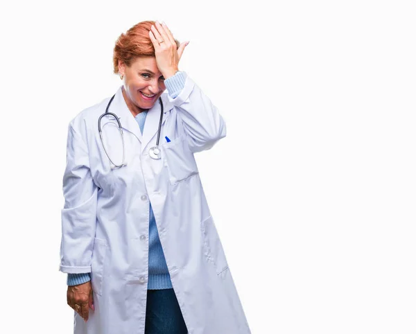 Senior Mujer Médica Caucásica Vistiendo Uniforme Médico Sobre Fondo Aislado — Foto de Stock