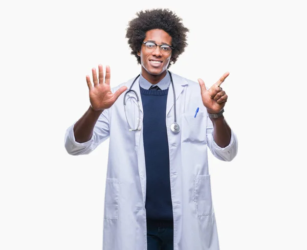 Afro Amerykański Lekarz Mężczyzna Białym Tle Wyświetlono Skierowaną Górę Palcami — Zdjęcie stockowe