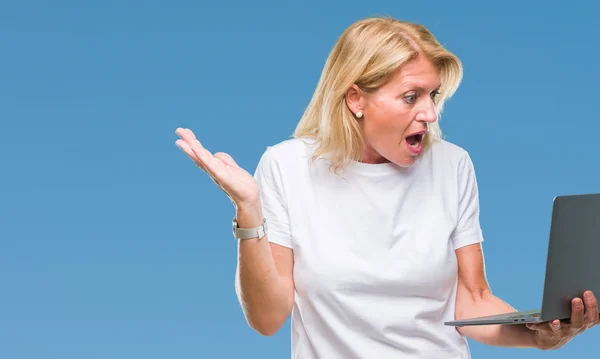 Blonde Vrouw Van Middelbare Leeftijd Met Behulp Van Computer Laptop — Stockfoto