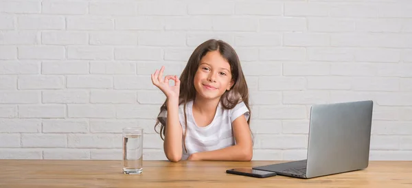 Criança Hispânica Jovem Sentado Mesa Usando Computador Portátil Fazendo Sinal — Fotografia de Stock