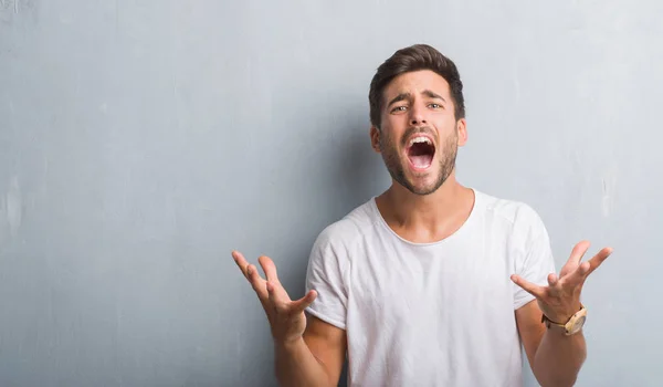 Guapo Joven Sobre Gris Pared Grunge Loco Loco Gritando Gritando —  Fotos de Stock