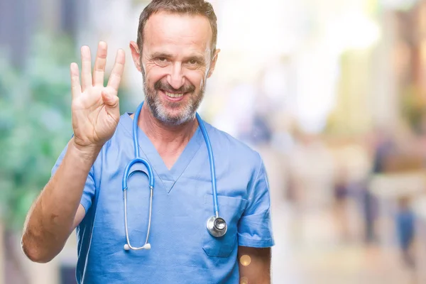 Mezza Età Hoary Anziano Medico Uomo Indossa Uniforme Medica Sfondo — Foto Stock