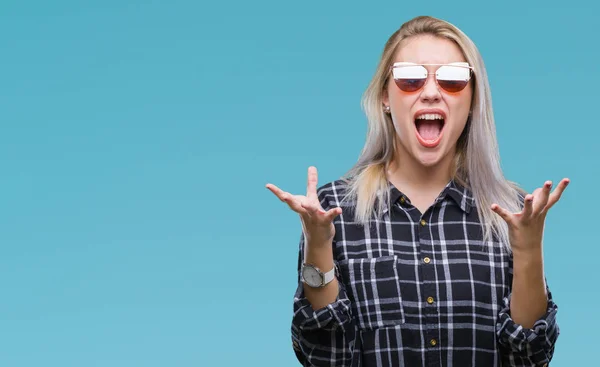 Mujer Rubia Joven Con Gafas Sol Sobre Fondo Aislado Loco —  Fotos de Stock