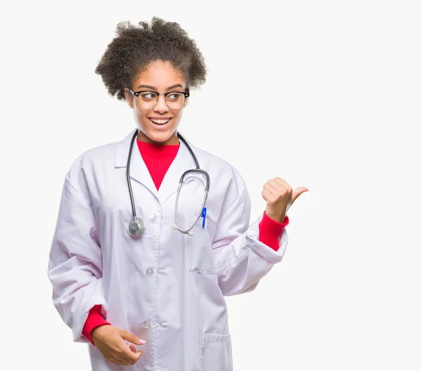 Joven Mujer Médica Afroamericana Sobre Fondo Aislado Sonriendo Con Cara — Foto de Stock