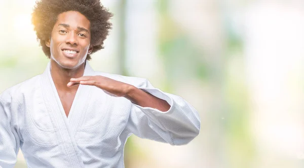Afro Amerikansk Man Bär Karate Kimono Över Isolerade Bakgrund Gestikulerande — Stockfoto