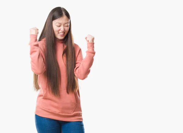 Mujer China Joven Sobre Fondo Aislado Usando Sudadera Deportiva Muy —  Fotos de Stock