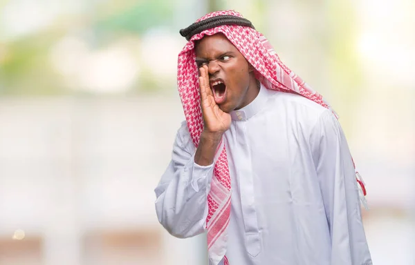 Homem Africano Árabe Jovem Vestindo Keffiyeh Tradicional Sobre Fundo Isolado — Fotografia de Stock
