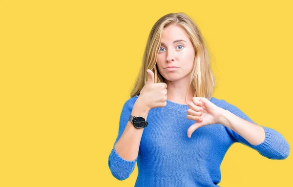 Mulher Bonita Vestindo Camisola Azul Sobre Fundo Isolado Fazendo Polegares — Fotografia de Stock