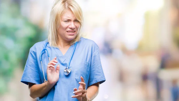 Joven Hermosa Doctora Rubia Vistiendo Uniforme Médico Sobre Fondo Aislado — Foto de Stock