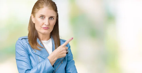 Schöne Reife Frau Mittleren Alters Modischer Lederjacke Über Isoliertem Hintergrund — Stockfoto