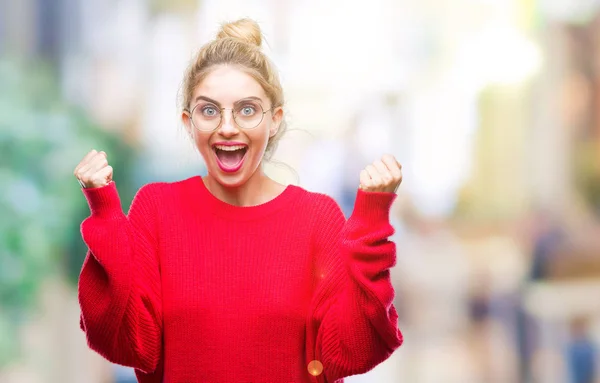 Giovane Bella Donna Bionda Indossa Maglione Rosso Occhiali Sfondo Isolato — Foto Stock