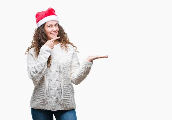 Junges Brünettes Mädchen Mit Weihnachtsmütze Über Isoliertem Hintergrund Erstaunt Und — Stockfoto