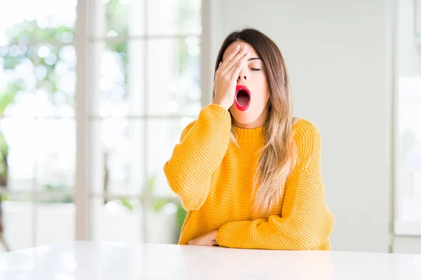 Fiatal Szép Visel Téli Pulóver Otthon Yawning Fáradt Amely Fél — Stock Fotó