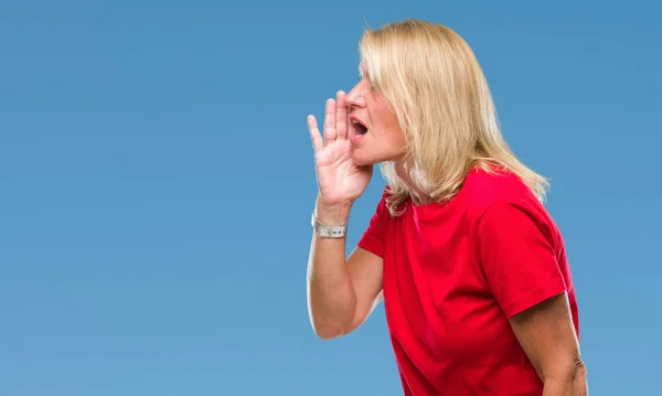 Mulher Loira Meia Idade Sobre Fundo Isolado Gritando Gritando Alto — Fotografia de Stock