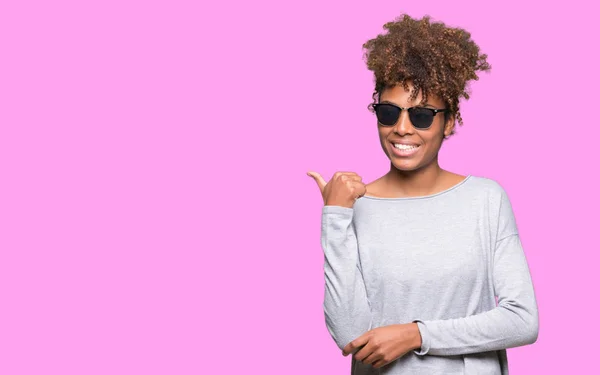 Linda Jovem Afro Americana Vestindo Óculos Sol Sobre Fundo Isolado — Fotografia de Stock