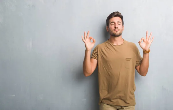 Beau Jeune Homme Sur Mur Gris Grunge Détendre Sourire Les — Photo