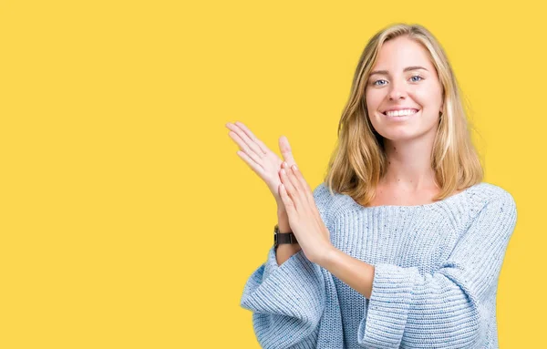 Hermosa Joven Con Suéter Azul Sobre Fondo Aislado Aplaudiendo Aplaudiendo —  Fotos de Stock