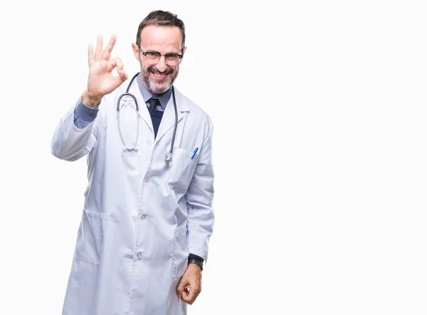 中年老年医生穿着医疗制服孤立的背景微笑积极做确定的迹象与手和手指 成功的表达 — 图库照片