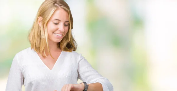 Mooie Elegante Jongedame Geïsoleerde Achtergrond Controle Van Tijd Het Polshorloge — Stockfoto