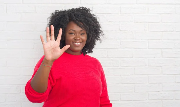 Jonge Afrikaanse Amerikaan Grootte Vrouw Witte Bakstenen Muur Tonen Met — Stockfoto