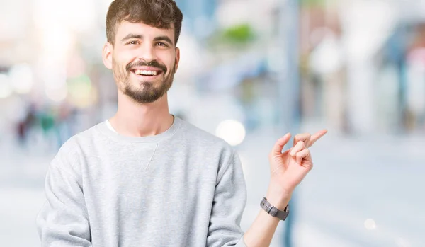 Giovane Bell Uomo Che Indossa Felpa Sfondo Isolato Con Grande — Foto Stock