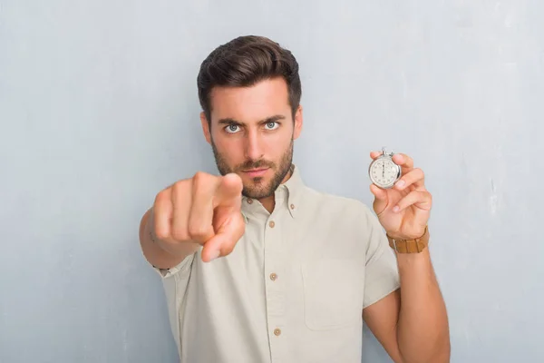 Schöner Junger Mann Über Grauer Grunge Wand Mit Stoppuhr Die — Stockfoto