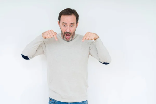 Elegante Hombre Mayor Sobre Fondo Aislado Señalando Hacia Abajo Con — Foto de Stock