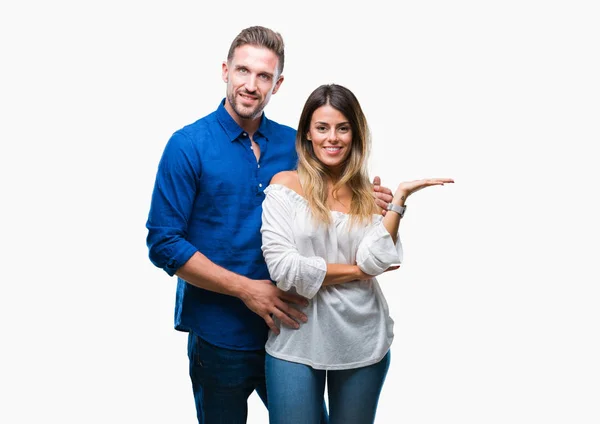 Jovem Casal Apaixonado Por Fundo Isolado Sorrindo Alegre Apresentando Apontando — Fotografia de Stock