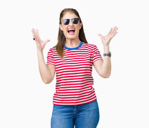 Arka plan deli kutluyor orta yaş Olgun kadın üzerinde güneş gözlüğü takıyor izole ve crazy arms ile başarı için kaldırdı ve heyecanlı çığlık gözler kapalı. Kazanan kavramı