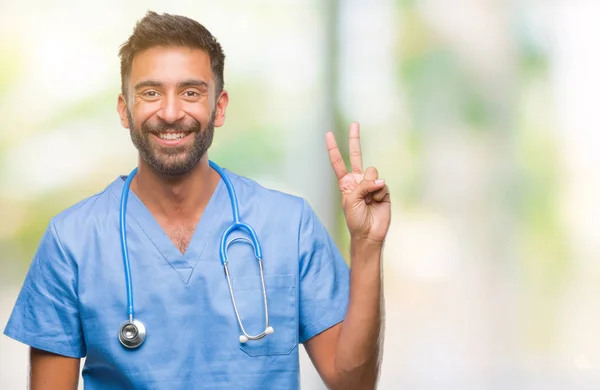 Volwassen Spaanse Arts Chirurg Man Geïsoleerde Achtergrond Glimlachend Met Blij — Stockfoto