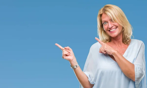笑顔で側に つの手と指で指しているカメラを見て孤立の背景に中年金髪ビジネス女性 — ストック写真