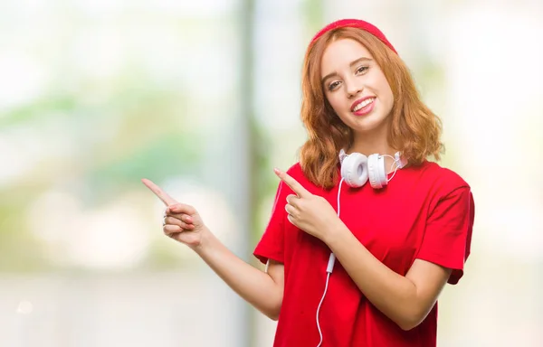 Junge Schöne Hipsterfrau Über Isoliertem Hintergrund Mit Kopfhörer Und Mütze — Stockfoto