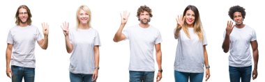 Kolaj Grup gösterilen ve parmakları ile işaret izole arka plan üzerinde rahat beyaz t-shirt giyen insan kendinden emin ve mutlu gülümseyerek süre dört numara.