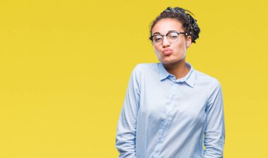 Komik surat ile yanakları şişirme izole arka plan üzerinde gözlük takan genç örgülü saç Afro-Amerikan iş kız. Ağız ile hava, deli ifade şişirilmiş.