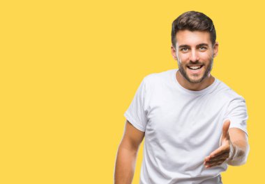 Yakışıklı delikanlı olarak tebrik ve konuksever dost sunan karşılıklı gülümseyen izole arka plan üzerinde. Başarılı iş.