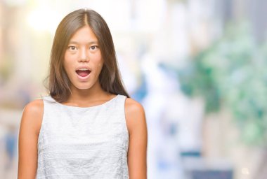 Genç Asyalı kadın korkuyor ve şok sürpriz ifade ile izole arka plan üzerinde korku ve yüz heyecanlı.