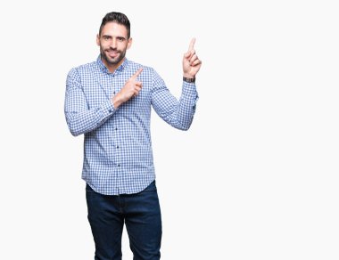 Yakışıklı delikanlı gülümseyen ve iki elleri ve parmakları ile tarafına işaret kamera bakarak izole arka plan üzerinde.